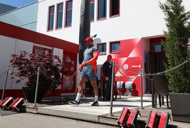 Football, Men, Champions League, Season 2025 2026, FC Bayern Munich, Final training session Vincent Kompany, Coach FC Bayern Munich on the way to the training ground
