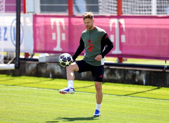 Football, Men, Champions League, Season 2025 2026, FC Bayern Munich, Final training Joshua Kimmich FC Bayern Munich plays a ball