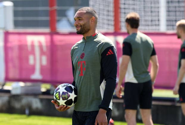 Football, Men, Champions League, Season 2025 2026, FC Bayern Munich, Final training Jonathan Tah FC Bayern Munich standing with a ball in his hand