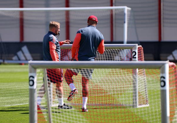 Football, Men, Champions League, Season 2025 2026, FC Bayern Munich, Final training Aaron Danks, Co-Coach FC Bayern Munich left with Vincent Kompany, Coach FC Bayern Munich right in exchange, conversation