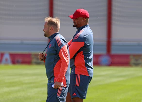 Football, Men, Champions League, Season 2025 2026, FC Bayern Munich, Final training Aaron Danks, Co-Coach FC Bayern Munich left with Vincent Kompany, Coach FC Bayern Munich right watch the training session