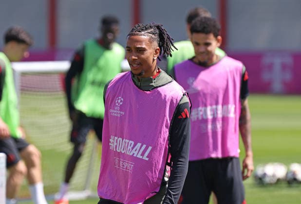 Football, Men, Champions League, Season 2025 2026, FC Bayern Munich, Final training Michael Olise FC Bayern Munich standing with shirt, head ,upper body