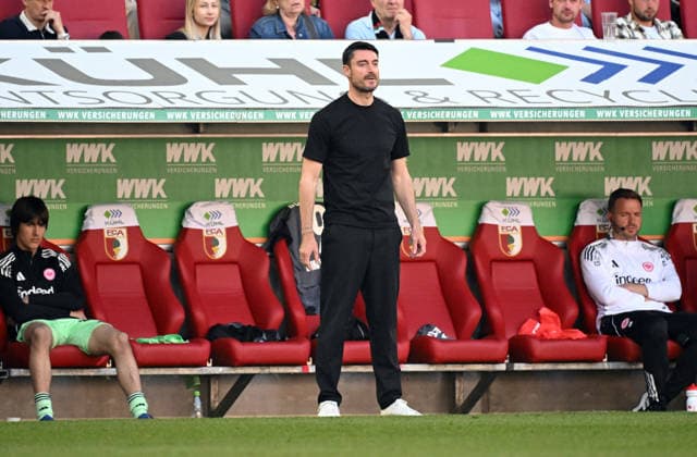 25.04.2026, xjhx, Fussball 1.Bundesliga, FC Augsburg - Eintracht Frankfurt v.l. Trainer Albert Riera (Eintracht Frankfurt) (DFL DFB REGULATIONS PROHIBIT ANY USE OF PHOTOGRAPHS as IMAGE SEQUENCES and or QUASI-VIDEO) Augsburg *** 25 04 2026, xjhx, Soccer 1 Bundesliga, FC Augsburg Eintracht Frankfurt v l Coach Albert Riera Eintracht Frankfurt DFL DFB REGULATIONS PROHIBIT ANY USE OF PHOTOGRAPHS as IMAGE SEQUENCES and or QUASI VIDEO Augsburg