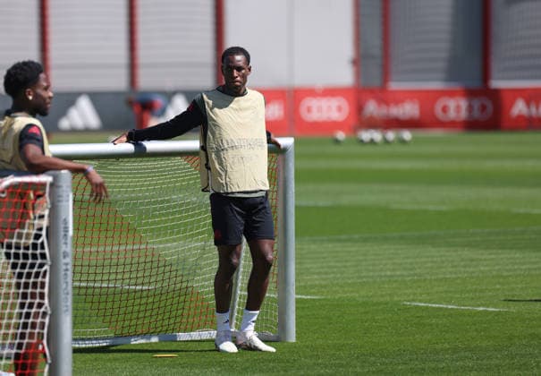 Football, Men, Champions League, Season 2025 2026, FC Bayern Munich, Final training Nicolas Jackson FC Bayern Munich leans against a small goal