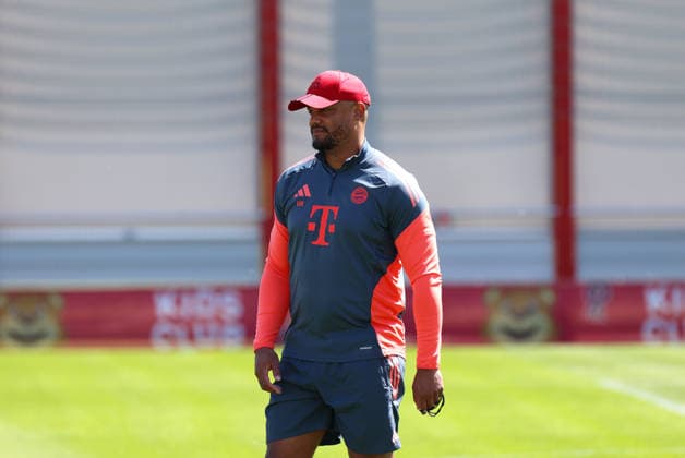 Football, Men, Champions League, Season 2025 2026, FC Bayern Munich, Final training Vincent Kompany, Coach FC Bayern Munich standing on the training pitch