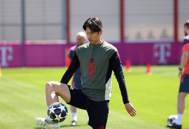 Football, Men, Champions League, Season 2025 2026, FC Bayern Munich, Final training Hiroki Ito FC Bayern Munich plays a ball