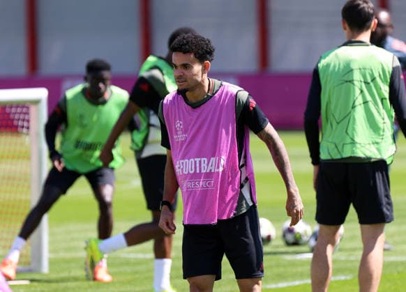 Football, Men, Champions League, Season 2025 2026, FC Bayern Munich, Final training Luis Diaz FC Bayern Munich standing with shirt
