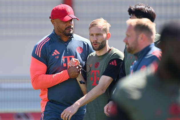 Coach Vincent KOMPANY Bayern Muenchen welcomes Konrad LAIMER Bayern Muenchen , re Aaron DANKS Co Coach FCB Final Training Bayern Muenchen on 27 04 2026 Football Champions League Semi-Final Paris Saint Germain PSG FC Bayern Muenchen on 28 04 2026