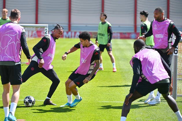 Michael OLISE Bayern Muenchen , action,duel against Luis DIAZ Bayern Muenchen final training Bayern Muenchen on 27 04 2026 Football Champions League semi-final Paris Saint Germain PSG FC Bayern Muenchen on 28 04 2026