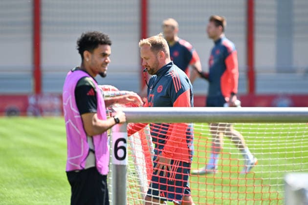 Aaron DANKS Co Coach FCB , in front Luis DIAZ Bayern Muenchen Final Training Bayern Muenchen on 27 04 2026 Football Champions League Semi Final Paris Saint Germain PSG FC Bayern Muenchen on 28 04 2026