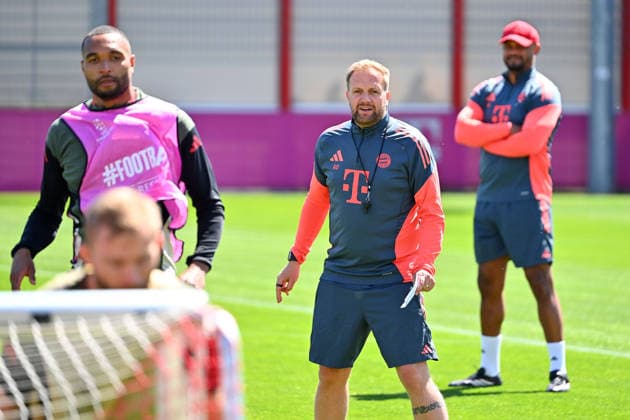 Aaron DANKS Co coach FCB , gestures, gives instructions, hi coach Vincent KOMPANY Bayern Muenchen final training Bayern Muenchen on 27 04 2026 Football Champions League semi-final Paris Saint Germain PSG FC Bayern Muenchen on 28 04 2026