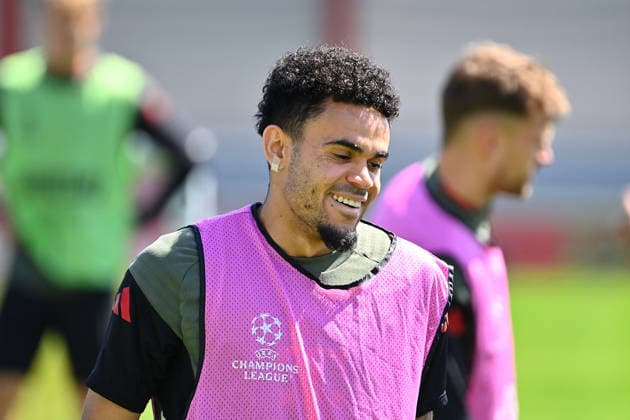 Luis DIAZ Bayern Muenchen , laughing,laughing,laughing,optimistic,good-humored single picture,cropped single motif,portrait,portrait,portrait final training Bayern Muenchen on 27 04 2026 Football Champions League semi-final Paris Saint Germain PSG FC Bayern Muenchen on 28 04 2026