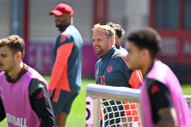 Aaron DANKS Co coach FCB watches the training,hi coach Vincent KOMPANY Bayern Muenchen final training Bayern Muenchen on 27 04 2026 Football Champions League semi-final Paris Saint Germain PSG FC Bayern Muenchen on 28 04 2026