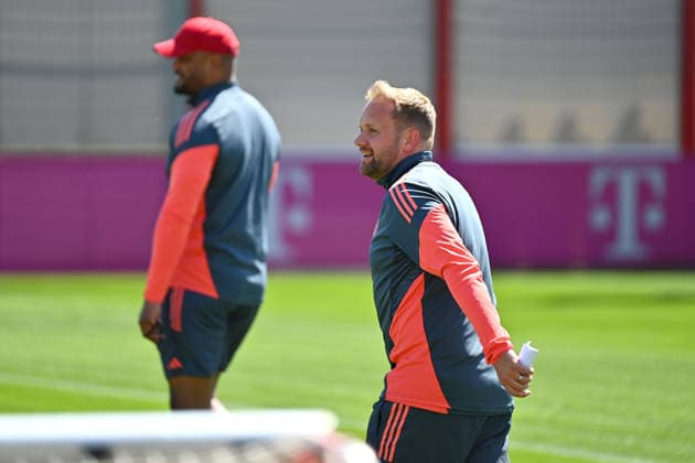 Aaron DANKS Co coach FCB watches the training,hi coach Vincent KOMPANY Bayern Muenchen final training Bayern Muenchen on 27 04 2026 Football Champions League semi-final Paris Saint Germain PSG FC Bayern Muenchen on 28 04 2026