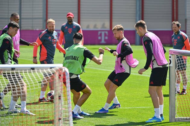 Aaron DANKS Co coach FCB watches the training,hi coach Vincent KOMPANY Bayern Muenchen front Joshua KIMMICH Bayern Muenchen , action,duel against Aleksandar PAVLOVIC Bayern Muenchen re Josip STANISIC Bayern Muenchen final training Bayern Muenchen on 27 04 2026 Football Champions League Semi Final Paris Saint Germain PSG FC Bayern Muenchen on 28 04 2026