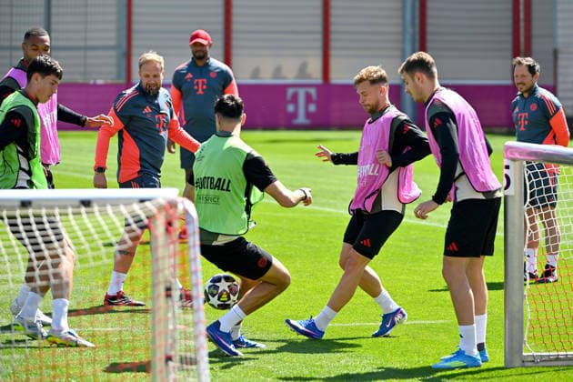 Aaron DANKS (Co-Trainer FCB) beobachtet das Training,hi;Trainer Vincent KOMPANY (Bayern Muenchen). vorne:Joshua KIMMICH (Bayern Muenchen), Aktion,Zweikampf gegen Aleksandar PAVLOVIC (Bayern Muenchen).re: Josip STANISIC (Bayern Muenchen). Abschlusstraining Bayern Muenchen am 27.04.2026 Fussball Champions League Halbfinale Paris Saint Germain (PSG) - FC Bayern Muenchen am 28.04.2026 *** Aaron DANKS Co coach FCB watches the training,hi coach Vincent KOMPANY Bayern Muenchen front Joshua KIMMICH Bayern Muenchen , action,duel against Aleksandar PAVLOVIC Bayern Muenchen re Josip STANISIC Bayern Muenchen final training Bayern Muenchen on 27 04 2026 Football Champions League Semi Final Paris Saint Germain PSG FC Bayern Muenchen on 28 04 2026