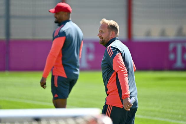 Aaron DANKS Co coach FCB watches the training,hi coach Vincent KOMPANY Bayern Muenchen final training Bayern Muenchen on 27 04 2026 Football Champions League semi-final Paris Saint Germain PSG FC Bayern Muenchen on 28 04 2026