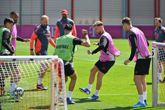 Aaron DANKS Co coach FCB watches the training,hi coach Vincent KOMPANY Bayern Muenchen front Joshua KIMMICH Bayern Muenchen , action,duel against Aleksandar PAVLOVIC Bayern Muenchen re Josip STANISIC Bayern Muenchen final training Bayern Muenchen on 27 04 2026 Football Champions League Semi Final Paris Saint Germain PSG FC Bayern Muenchen on 28 04 2026
