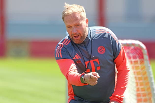 Co-Trainer Aaron Danks, leitet das Trainig, Porträt, Portrait, Fussball Abschlsstraining des FC Bayern München vor UEFA Champions League, gegen Paris Saint-Germain 27.04.2026 Trainingsgelände, Säbenerstr. FOTO: Mladen Lackovic LakoPress *** Co-coach Aaron Danks, leads the training, Portrait, Portrait, Soccer final training of FC Bayern Munich before UEFA Champions League, against Paris Saint Germain 27 04 2026 Training ground, Säbenerstr PHOTO Mladen Lackovic LakoPress