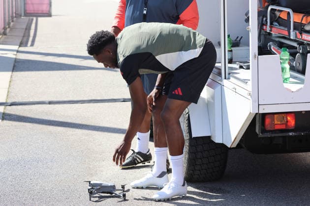 19 Alphonso Davies, with drone, Portrait, Portrait, Football FC Bayern Munich final training before UEFA Champions League, against Paris Saint Germain 27 04 2026 Training ground, Säbenerstr PHOTO Mladen Lackovic LakoPress