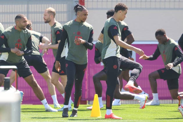 from l 17 Michael Olise, 10 Jamal Musiala, portrait, portrait, and colleagues, warming up, soccer final training of FC Bayern Munich before UEFA Champions League, against Paris Saint Germain 27 04 2026 Training ground, Säbenerstr PHOTO Mladen Lackovic LakoPress