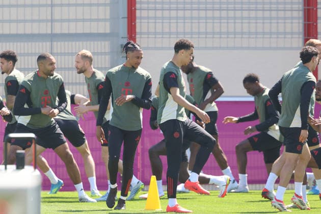 from l 17 Michael Olise, 10 Jamal Musiala, portrait, portrait, and colleagues, warming up, soccer final training of FC Bayern Munich before UEFA Champions League, against Paris Saint Germain 27 04 2026 Training ground, Säbenerstr PHOTO Mladen Lackovic LakoPress