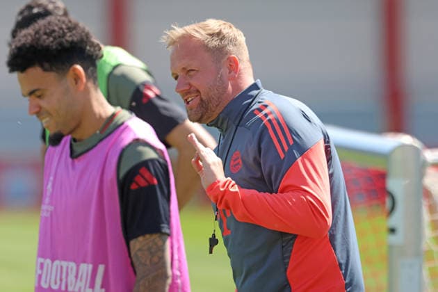 Co-coach Aaron Danks, leads the training, 14 Luis Diaz li portrait, Portrait, Football final training of FC Bayern Munich before UEFA Champions League, against Paris Saint Germain 27 04 2026 Training ground, Säbenerstr PHOTO Mladen Lackovic LakoPress