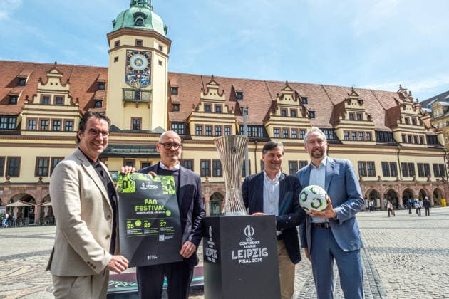 Die Trophäe der UEFA Conference League steht im Mittelpunkt des Fan Festivals auf dem Markt in Leipzig. Rund um das Finale am 27. Mai 2026 verwandelt sich die Innenstadt in eine große Fan-Zone mit Konzerten, Mitmachaktionen und internationaler Fußball-Atmosphäre. Von Links: Tom Scheunemann, Dirk Deumeland, Heiko rosenthal, Stefan Schädler Programm Fanfest Finale Conference League *** The UEFA Conference League trophy is the focus of the Fan Festival on the market square in Leipzig Around the final on 27 May 2026, the city centre will be transformed into a large fan zone with concerts, hands-on activities and an international soccer atmosphere From left Tom Scheunemann, Dirk Deumeland, Heiko rosenthal, Stefan Schädler Program Fan Festival Final Conference League
