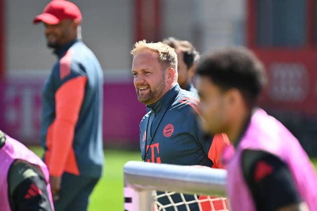 Aaron DANKS Co Coach FCB , hi Coach Vincent KOMPANY Bayern Muenchen Final Training Bayern Muenchen on 27 04 2026 Soccer Champions League Semifinal Paris Saint Germain PSG FC Bayern Muenchen on 28 04 2026