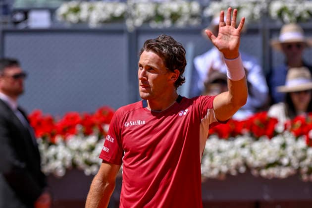 April 27, 2026, Madrid, Madrid, Spain: CASPER RUUD of norway - YONEX Waving and celebrating the victory in the game the Mutua Madrid Open 2026, ATP, Tennis Herren Masters 1000 and WTA, Tennis Damen 1000 tennis tournament, celebrated at Caja Magica on April 26, 2026 in Madrid, Spain. Madrid Spain - ZUMAc312 20260427_zsp_c312_105 Copyright: xOscarxManuelxSanchezx