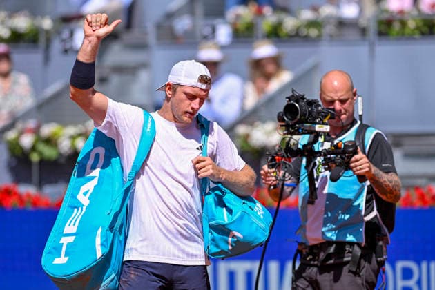 April 27, 2026, Madrid, Madrid, Spain: Waving goodbye to the crowd after losing the game the Mutua Madrid Open 2026, ATP, Tennis Herren Masters 1000 and WTA, Tennis Damen 1000 tennis tournament, celebrated at Caja Magica on April 26, 2026 in Madrid, Spain. Madrid Spain - ZUMAc312 20260427_zsp_c312_144 Copyright: xOscarxManuelxSanchezx