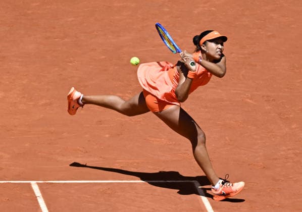 (260427) -- MADRID, April 27, 2026 -- Osaka Naomi of Japan hits a return during the women s singles round of 16 match between Aryna Sabalenka of Belarus and Osaka Naomi of Japan at the 2026 Madrid Open tennis tournament in Madrid, Spain, on April 27, 2026. ) (SP)SPAIN-MADRID-TENNIS-MADRID OPEN-WOMEN S SINGLES ChengxMin 