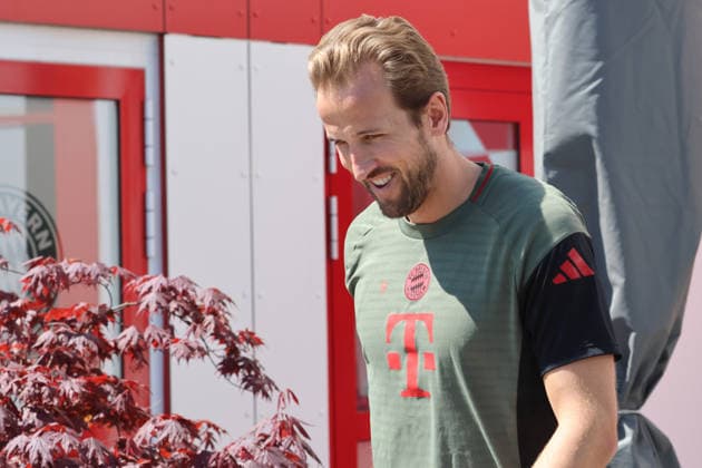 9 Harry Kane, is in a good mood, smiling, at the run-in, portrait, portrait, football FC Bayern Munich final training before UEFA Champions League, against Paris Saint Germain 27 04 2026 Training ground, Säbenerstr PHOTO Mladen Lackovic LakoPress