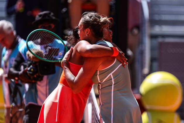 Mutua Madrid Open 2026 - Day 8 Aryna Sabalenka of Belarus hugs Naomi Osaka of Japan during their Women s Singles match on Day Eight of the Mutua Madrid Open at La Caja Magica on April 27, 2026, in Madrid, Spain. Madrid Madrid Spain  Copyright: xMiguelxReisx originalFilename:reis-notitle260427_npFMZ.jpg
