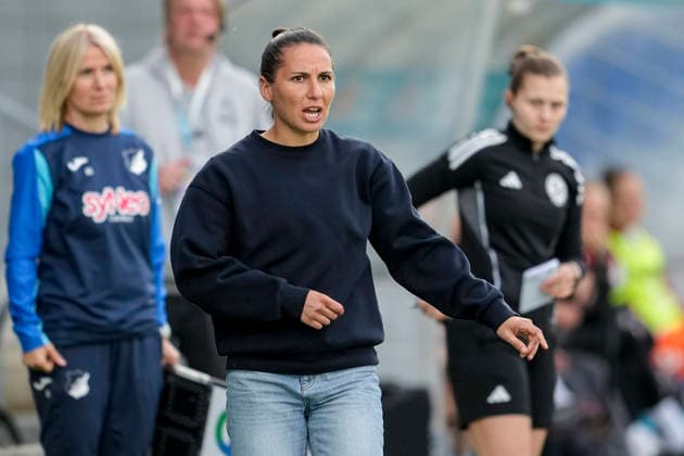 Eva Maria Virsinger Head Coach, Coach, TSG , gives instructions, gestures, gesticulates with arms, single image, single photo, action, action, 27 04 2026, Sinsheim Hoffenheim Germany , Football, Google Pixel Women Bundesliga, TSG 1899 Hoffenheim 1 FC Köln, DFB DFL REGULATIONS PROHIBIT ANY USE OF PHOTOGRAPHS AS IMAGE SEQUENCES AND OR QUASI VIDEO xozx