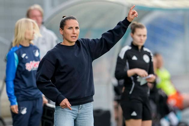 Eva Maria Virsinger Head Coach, Coach, TSG , gives instructions, gestures, gesticulates with arms, single image, single photo, action, action, 27 04 2026, Sinsheim Hoffenheim Germany , Football, Google Pixel Women Bundesliga, TSG 1899 Hoffenheim 1 FC Köln, DFB DFL REGULATIONS PROHIBIT ANY USE OF PHOTOGRAPHS AS IMAGE SEQUENCES AND OR QUASI VIDEO xozx