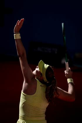 Mutua Madrid Open - Day Eight MADRID, SPAIN - APRIL 27: Mirra Andreeva serves against Anna Bondar of Hungary during their match on Day 8 during the Mutua Madrid Open 2026 tournament celebrated at La Caja Magica on April 27, 2026 in Madrid, Spain. Madrid La Caja Magica Madrid Spain Copyright: xAlbertoxGardinx AGardin_20260427_Tennis_Madrid_Day8_0443
