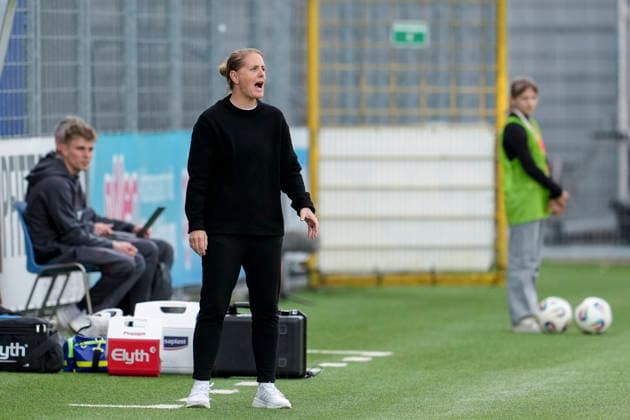 Britta Carlson coach, head coach, 1 FC Köln , gives instructions, gestures, gesticulates with arms, cropped, full body, single image, single photo, action, action,is angry, shouts, screams, screaming, screaming, 27 04 2026, Sinsheim Hoffenheim Germany , Soccer, Google Pixel Women Bundesliga, TSG 1899 Hoffenheim 1 FC Köln, DFB DFL REGULATIONS PROHIBIT ANY USE OF PHOTOGRAPHS AS IMAGE SEQUENCES AND OR QUASI VIDEO xozx