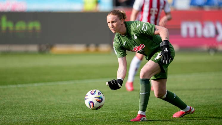 Laura Johanna Dick Goalkeeper, Goalkeeper, TSG, 1 , on the ball, cropped, full body, single image, single photo, action, action, 27 04 2026, Sinsheim Hoffenheim Germany , Football, Google Pixel Women Bundesliga, TSG 1899 Hoffenheim 1 FC Köln, DFB DFL REGULATIONS PROHIBIT ANY USE OF PHOTOGRAPHS AS IMAGE SEQUENCES AND OR QUASI VIDEO xozx