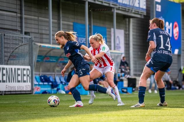 Jamilla Rankin 5 TSG Hoffenheim in a duel with Pauline Bremer 11 1 FC Köln at Dietmar Hopp Stadium, while Lisa Doorn 14 TSG Hoffenheim defends attentively GPFBL TSG Hoffenheim 1 FC Köln, 27 04 2026 Copyright: xSpeedshotx