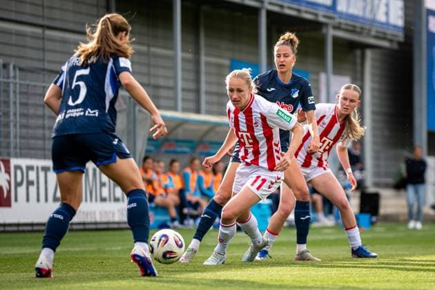 Lydia Andrade 17 1 FC Köln with ball while Lisa Doorn 14 TSG Hoffenheim and Pauline Bremer 11 1 FC Köln defend at Dietmar Hopp Stadium GPFBL TSG Hoffenheim 1 FC Köln, 27 04 2026 Copyright: xSpeedshotx