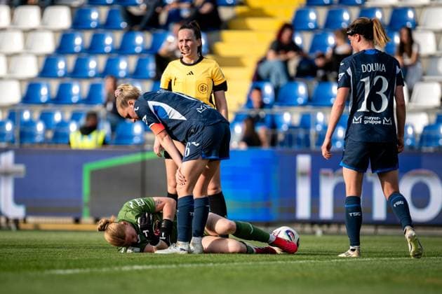 Vanessa Diehm 6 TSG Hoffenheim holds her knee while Wielle Douma 13 TSG Hoffenheim and Laura Gloning 20 TSG Hoffenheim look worried, goalkeeper Lisa Schmitz 1 1 FC Köln lies injured on the ground at the Dietmar Hopp Stadium GPFBL TSG Hoffenheim 1 FC Köln, 27 04 2026 Copyright: xSpeedshotx
