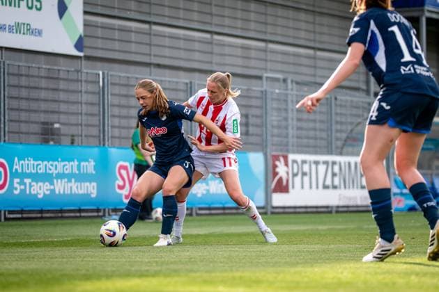 Jamilla Rankin 5 TSG Hoffenheim in a duel with Pauline Bremer 11 1 FC Köln at Dietmar Hopp Stadium GPFBL TSG Hoffenheim 1 FC Köln, 27 04 2026 Copyright: xSpeedshotx