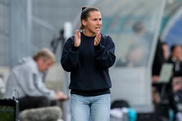 Eva Maria Virsinger Head Coach, Coach, TSG , gives instructions, gestures, gesticulates with arms, single image, single photo, action, action, 27 04 2026, Sinsheim Hoffenheim Germany , Football, Google Pixel Women Bundesliga, TSG 1899 Hoffenheim 1 FC Köln, DFB DFL REGULATIONS PROHIBIT ANY USE OF PHOTOGRAPHS AS IMAGE SEQUENCES AND OR QUASI VIDEO xozx