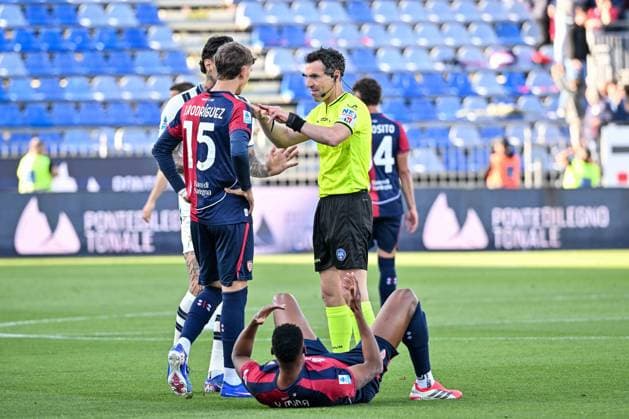 Juan Luca Sacchi, Arbitro, Referee, Gianluca Scamacca of Atalanta, Yerri Mina of Cagliari Calcio during Cagliari Calcio vs Atalanta BC, Italian soccer Serie A match in Cagliari, Italy, April 27 2026  Copyright: xLuigixCanu IPAxSportx xipa-agency.netx xx IPA_74276255 IPA_Agency_IPA74276255