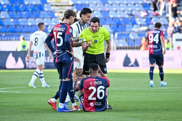 Juan Luca Sacchi, Arbitro, Referee, Gianluca Scamacca of Atalanta, Yerri Mina of Cagliari Calcio during Cagliari Calcio vs Atalanta BC, Italian soccer Serie A match in Cagliari, Italy, April 27 2026  Copyright: xLuigixCanu IPAxSportx xipa-agency.netx xx IPA_74276259 IPA_Agency_IPA74276259
