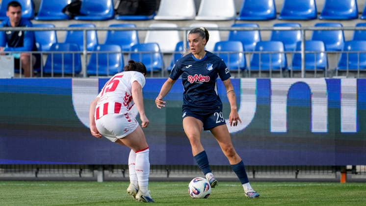 v li Amelie Bohnen Köln, 15 , Selina Cerci TSG, 29 , duel, duel, tackle, tackling, dynamics, action, action, 27 04 2026, Sinsheim Hoffenheim Germany , Soccer, Google Pixel Women Bundesliga, TSG 1899 Hoffenheim 1 FC Köln, DFB DFL REGULATIONS PROHIBIT ANY USE OF PHOTOGRAPHS AS IMAGE SEQUENCES AND OR QUASI VIDEO xozx