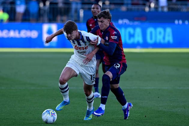 Atalanta s Charles De Ketelaere in action during the Serie A soccer match between Cagliari Calcio and Atalanta at the Unipol Domus in Cagliari, Sardinia - Monday 27th April. - Soccer  Copyright: x Â®xGianlucaxZuddas LaPressex