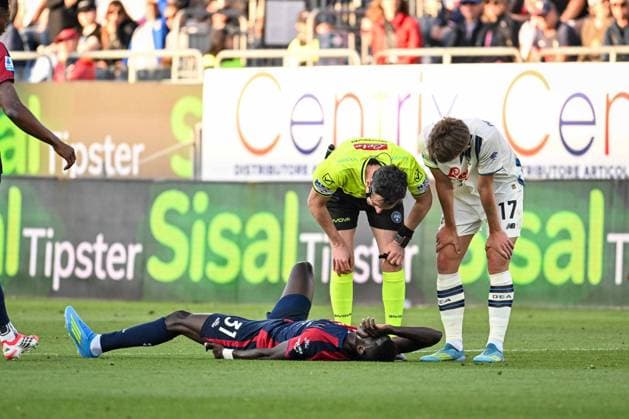 Paul Mendy of Cagliari Calcio, Juan Luca Sacchi, Arbitro, Referee during Cagliari Calcio vs Atalanta BC, Italian soccer Serie A match in Cagliari, Italy, April 27 2026  Copyright: xLuigixCanu IPAxSportx xipa-agency.netx xx IPA_74276686 IPA_Agency_IPA74276686