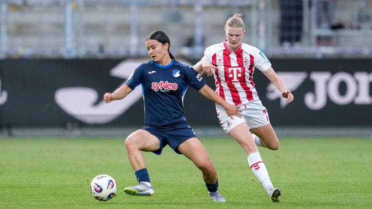 v li Naomi Luyet TSG, 7 , Anna Lena Stolze Köln, 7 , duel, duel, tackle, tackling, dynamics, action, action, 27 04 2026, Sinsheim Hoffenheim Germany , Football, Google Pixel Women Bundesliga, TSG 1899 Hoffenheim 1 FC Köln, DFB DFL REGULATIONS PROHIBIT ANY USE OF PHOTOGRAPHS AS IMAGE SEQUENCES AND OR QUASI VIDEO xozx